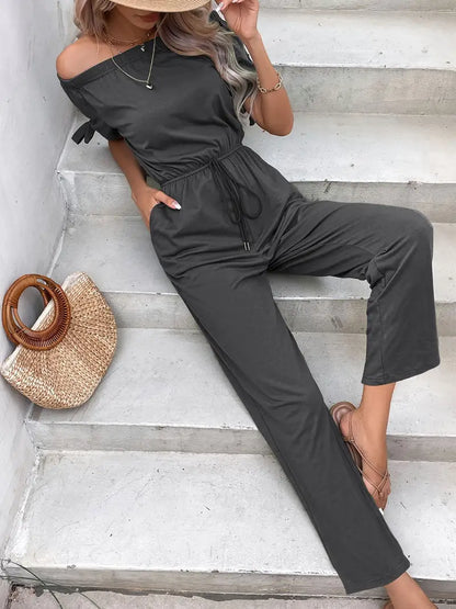 Mouwloze jumpsuit met trekkoord aan de taille en detail aan de mouwen | Eliana