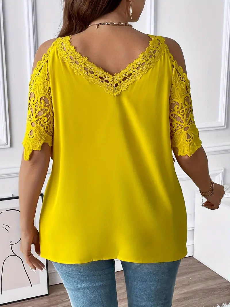 Plus size blouse met blote schouders en V-hals