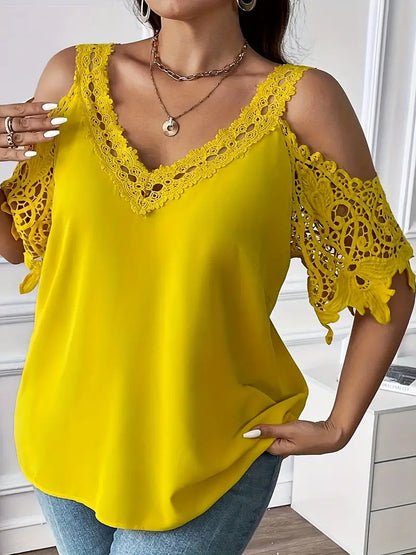 Plus size blouse met blote schouders en V-hals