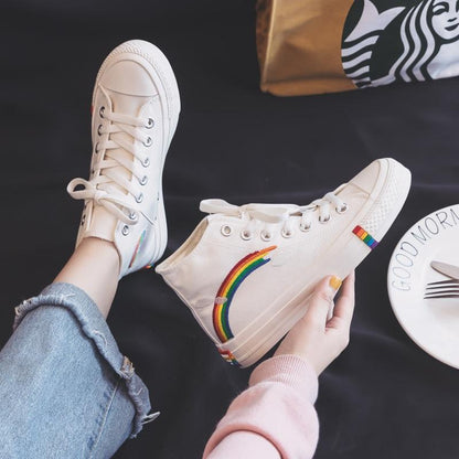 Moderne hoge sneakers in regenboogkleuren | Delphine