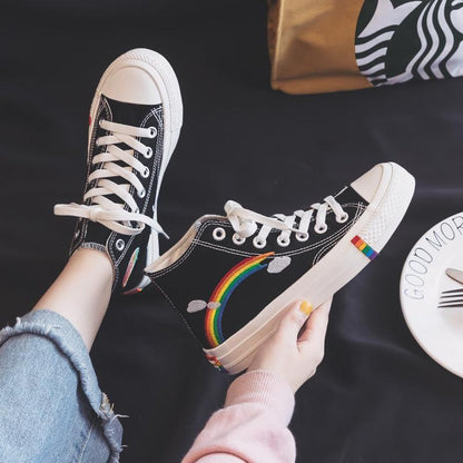 Moderne hoge sneakers in regenboogkleuren | Delphine