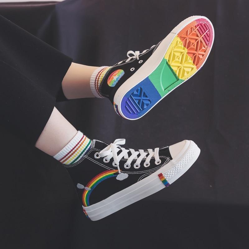 Moderne hoge sneakers in regenboogkleuren | Delphine