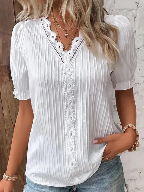 Casual zomerblouse met geborduurde V-hals  | Kristina